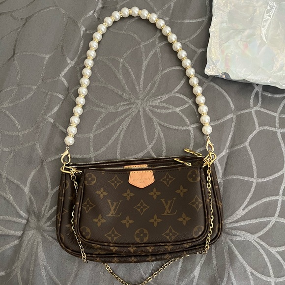 2) Pearl and Rhinestone strap for bag. Brand NEW in bag! NEVER USED‼️ Total of 2 - Picture 1 of 11